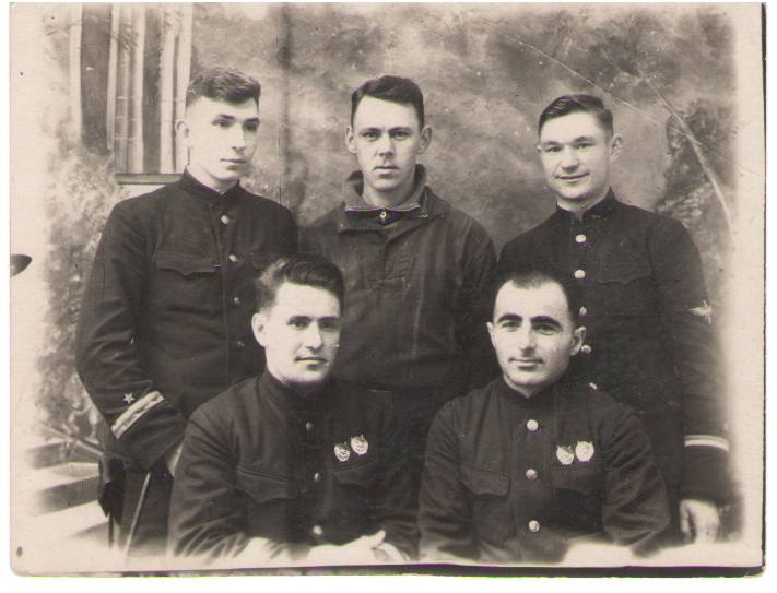  Вартанян Вардкез Маркарович, первый ряд справа.