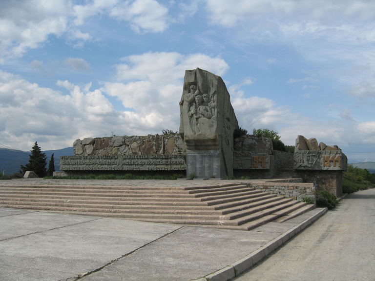 Памятник на 5-м км шоссе Ялта-Алушта